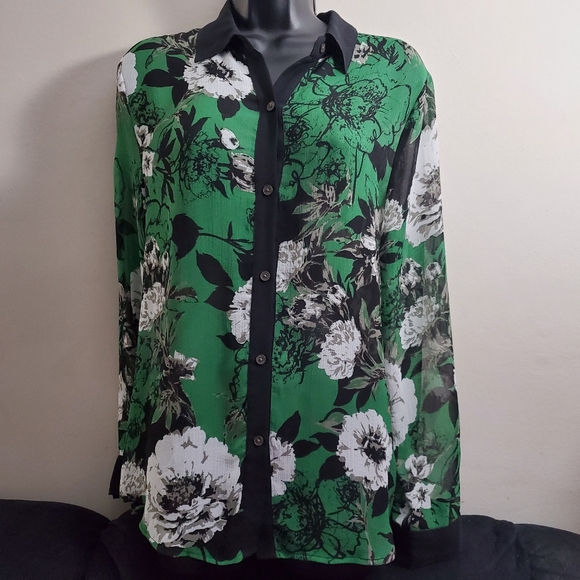 🌞 3/$30 IMNYC Green Flower Top - Picture 1 of 5